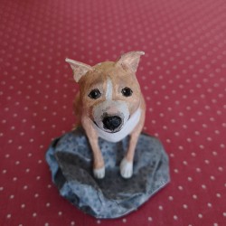 Sculpture chien en papier mâché.