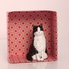 Sculpture chat en papier mâché présenté dans sa boîte cadeau.