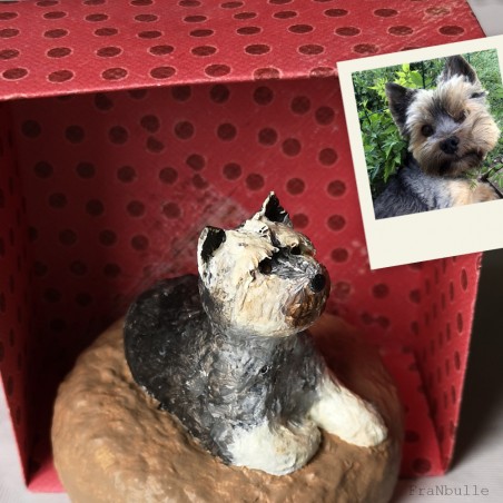 Sculpture chien artiste petit Yorkshire en papier mâché.