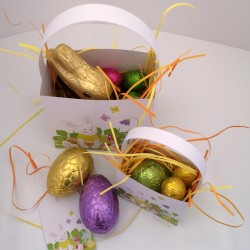 Les 2 formats de paniers de Pâques "Mignons Lapins" peuvent contenir plusieurs œufs et petits lapins en chocolat.