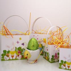 Sacs façon paniers en papier pour surprises de Pâques avec motifs de lapins, d’œufs, de poussins, de papillons et de fleurs.