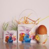 Paniers en papier décor lapin de Pâques. Les 2 tailles de panier en comparaison avec un œuf dans son coquetier.