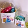 Paniers en papier décor lapin de Pâques. Vue pour voir la quantité d’œufs que les paniers peuvent contenir.