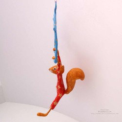 Mobile écureuil en papier mâché