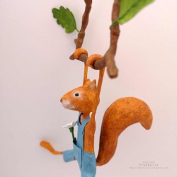 Mobile écureuil en papier mâché