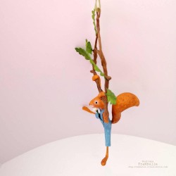 Mobile écureuil en papier mâché