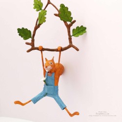 Mobile écureuil en papier mâché