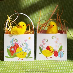 Deux modèles de petits paniers de Pâques en papier décor poussins présentés avec des mini-poussins en chenille jaune.