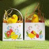 Deux modèles de petits paniers de Pâques en papier décor poussins présentés avec des mini-poussins en chenille jaune.
