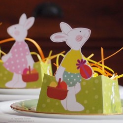 Corbeilles en papier décorées de petits lapins de Pâques