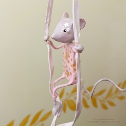 Mobile petite souris de cirque en papier mâché