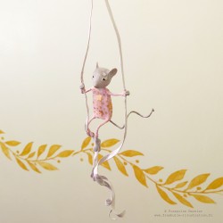 Mobile petite souris de cirque en papier mâché